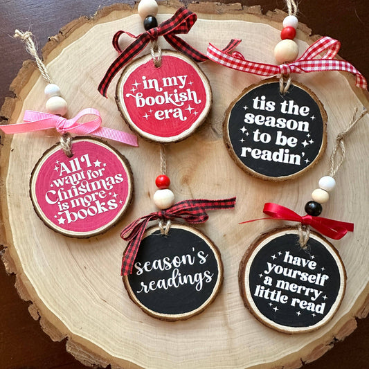 Bookish Saying Ornament: Black / Season’s readings