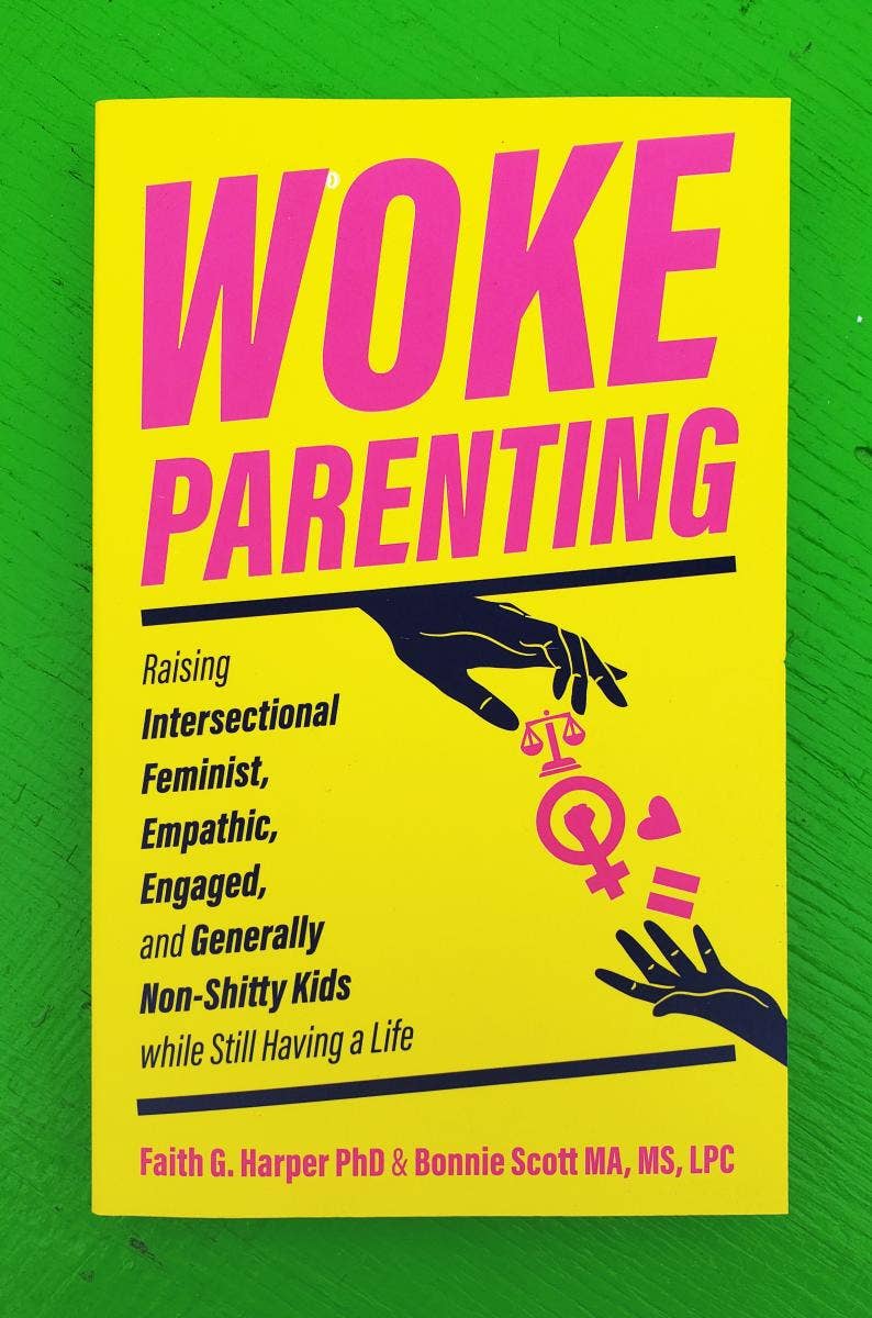 Microcosm Publishing & Distribution - Woke Parenting: Raising Feminist Empathetic Kids (Paperback)