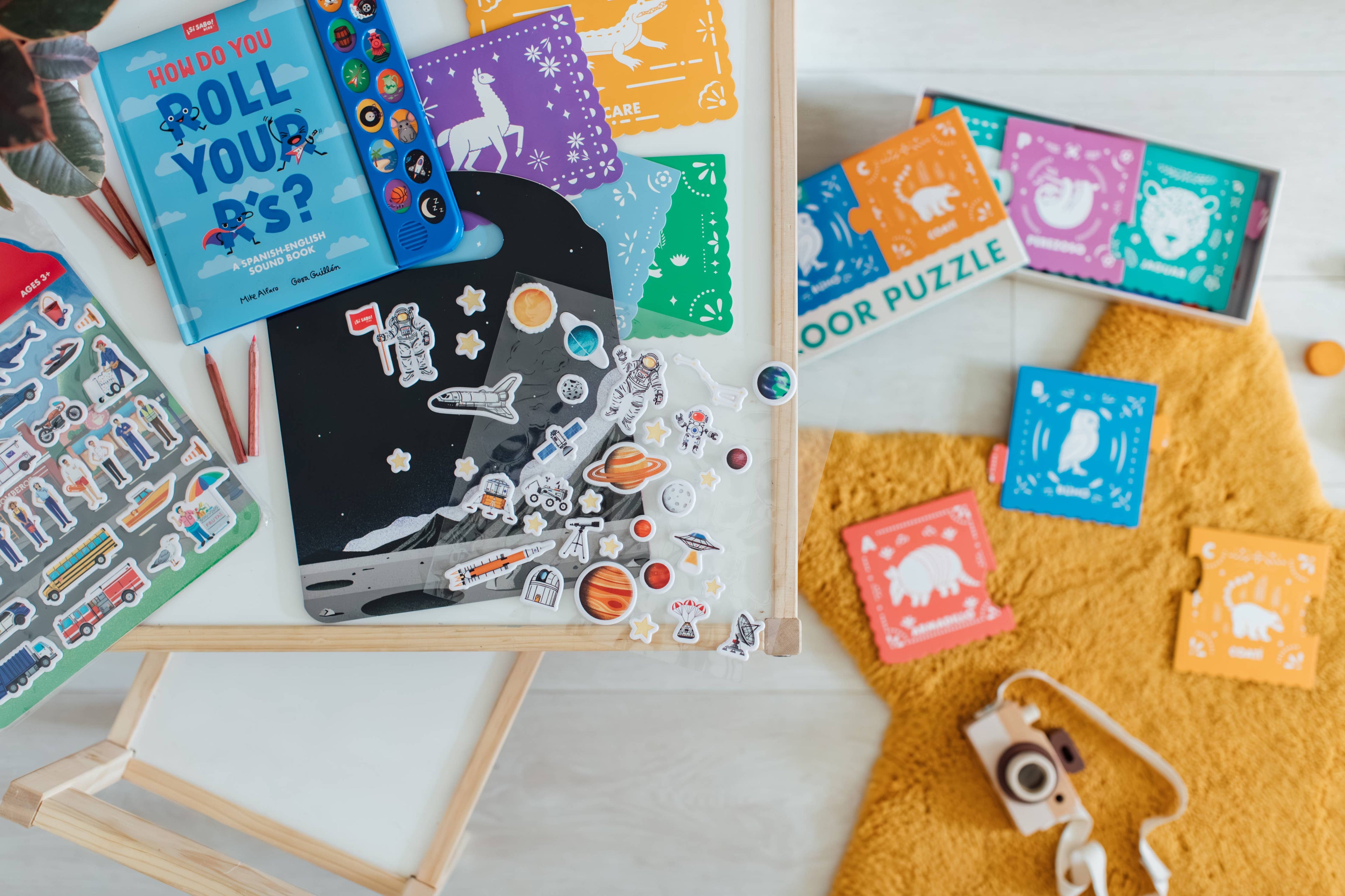 Sí Sabo Galaxy: A Space Bilingual Reusable Sticker Play Set